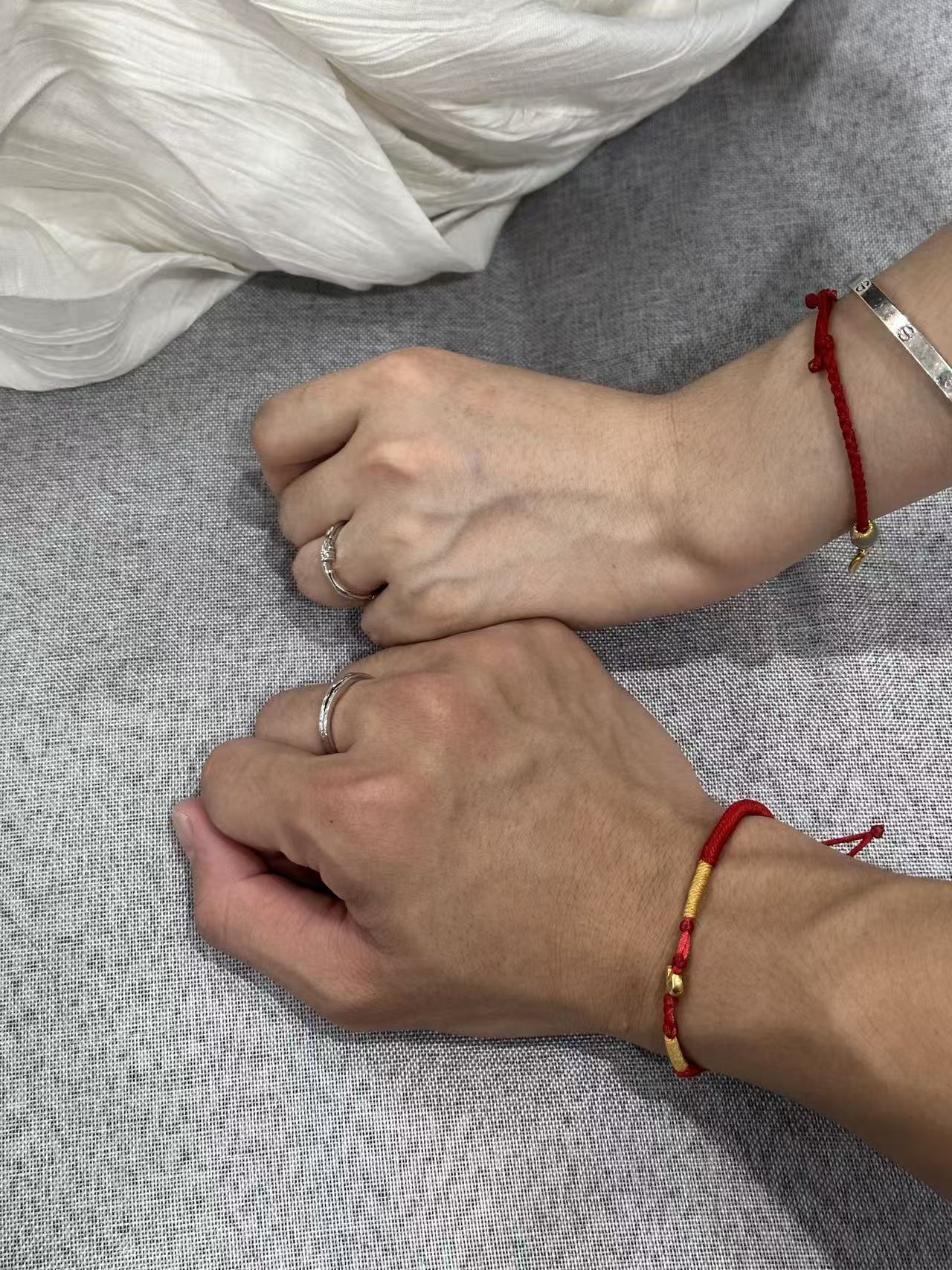两个人在对比肤色